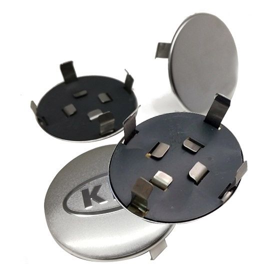Dekielki aluminiowe zamienniki oryginałów do KIA srebrne 61mm, 4 sztuki dekielków oraz 4 sztuki emblematów aluminiowych wypukłych do KIA, zamienniki, dekielki polerowane z regulowanymi łapkami