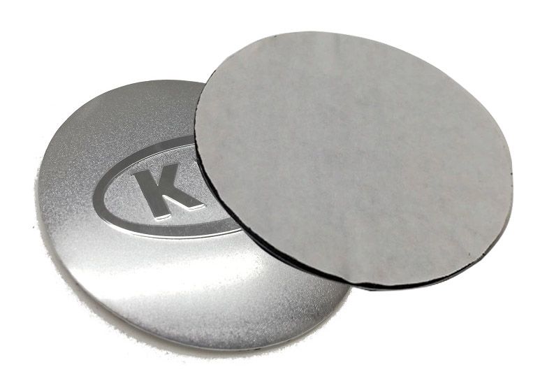Emblematy naklejki zamiennik oryginału aluminiowy do KIA srebrna 56mm, wykonane z aluminium z taśmą dwustronną na kołpaki dekielki